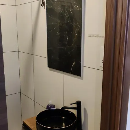 Gazde/Camere de închiriat Airport Comfortable With Own Bathroom Easy Access